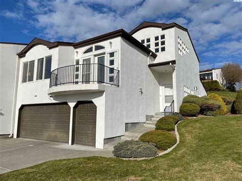 This stunning one-level home sits on a spacious. . Zillow richland wa